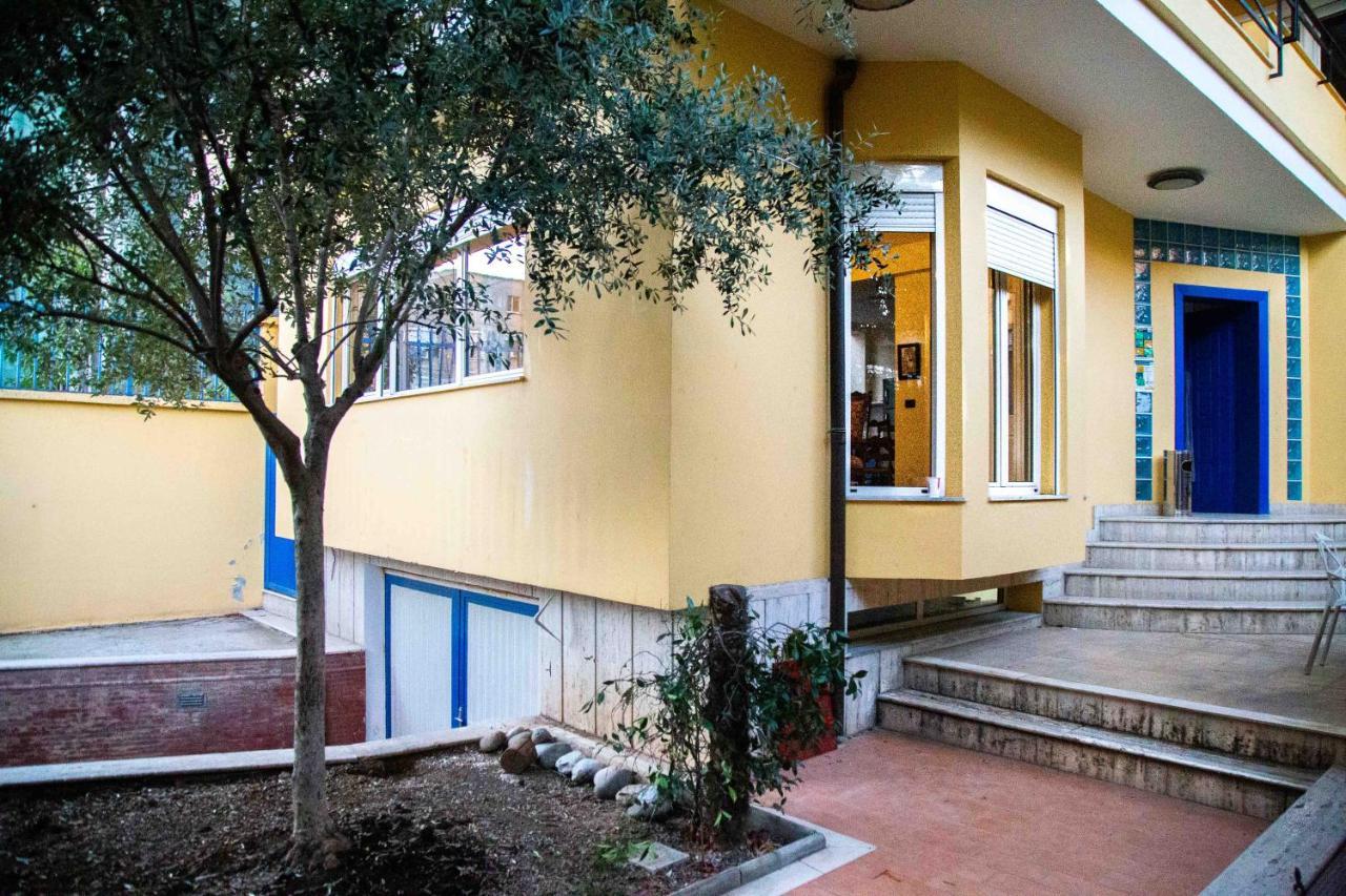 Blue Door Hostel Tirana Eksteriør billede