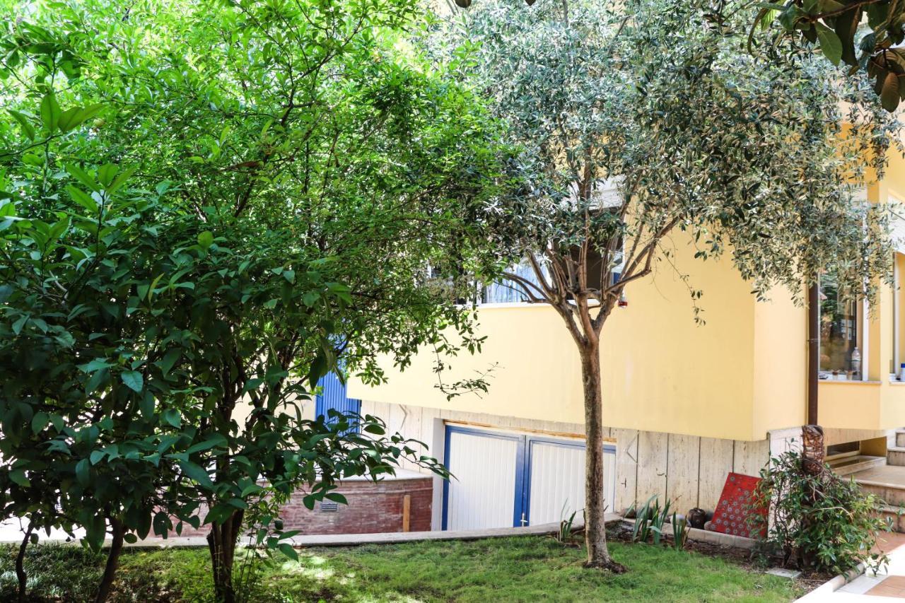 Blue Door Hostel Tirana Eksteriør billede