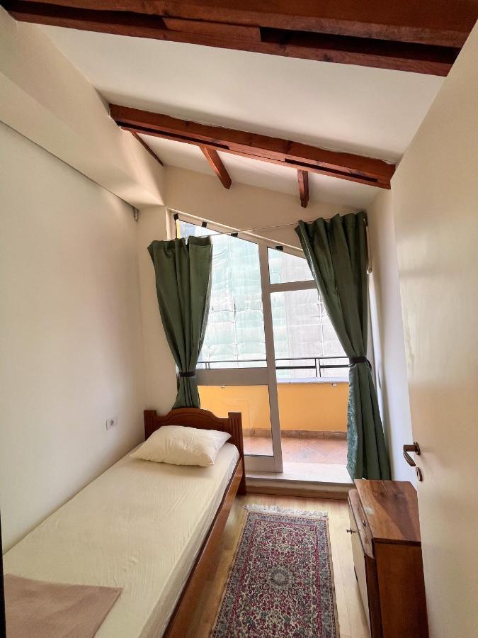 Blue Door Hostel Tirana Eksteriør billede