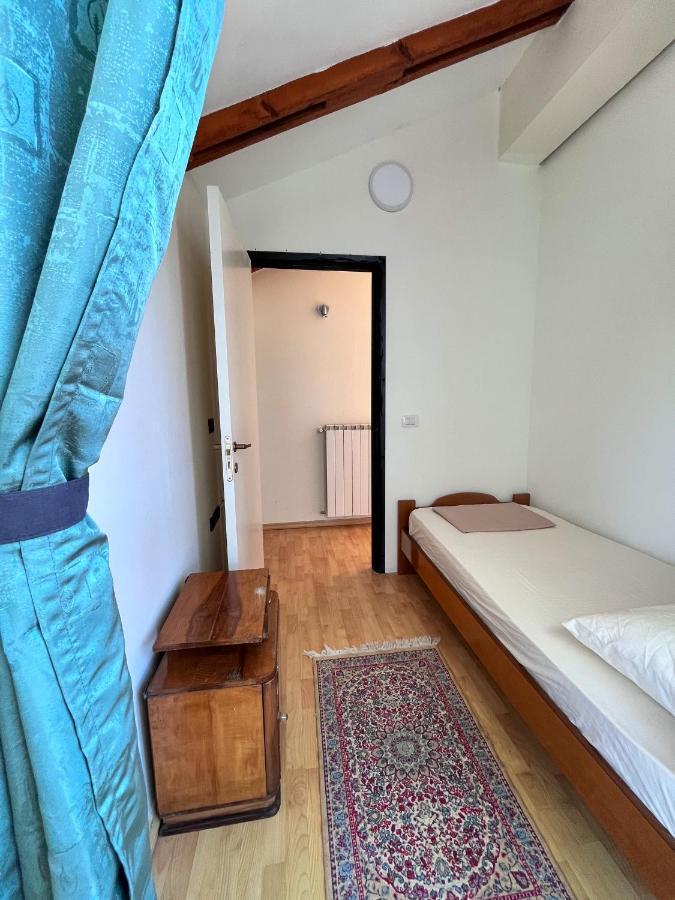 Blue Door Hostel Tirana Eksteriør billede