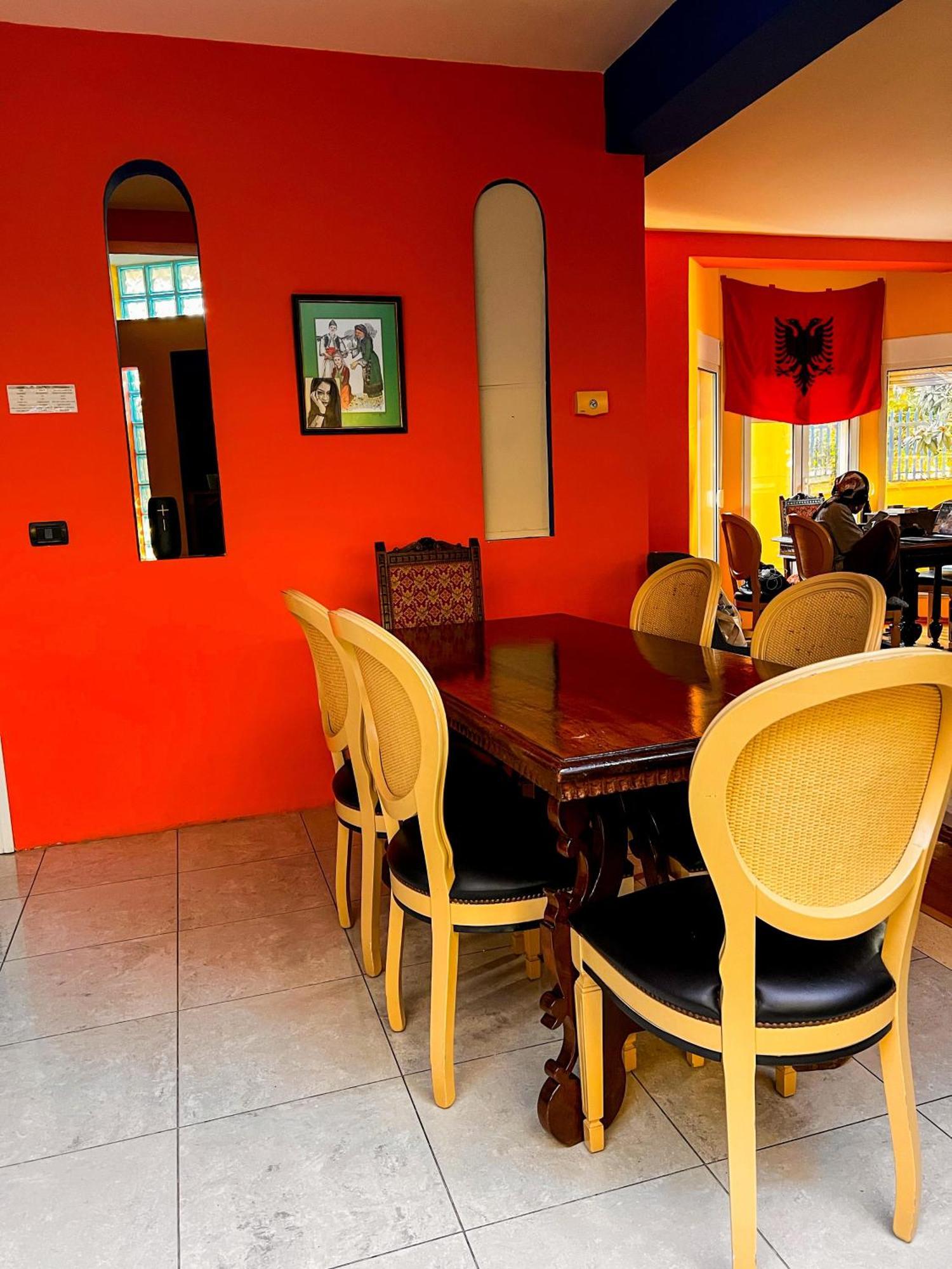 Blue Door Hostel Tirana Eksteriør billede