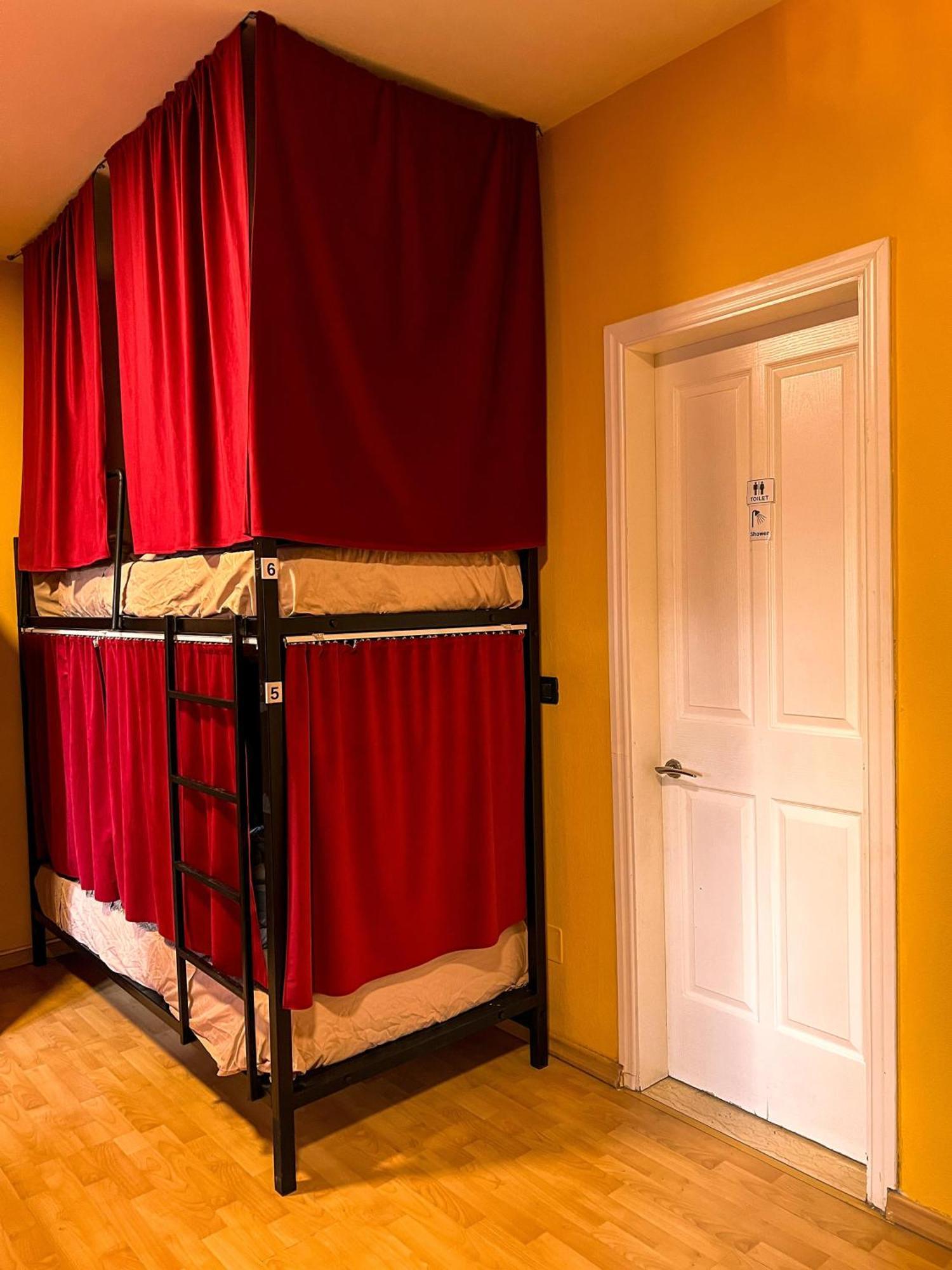 Blue Door Hostel Tirana Eksteriør billede