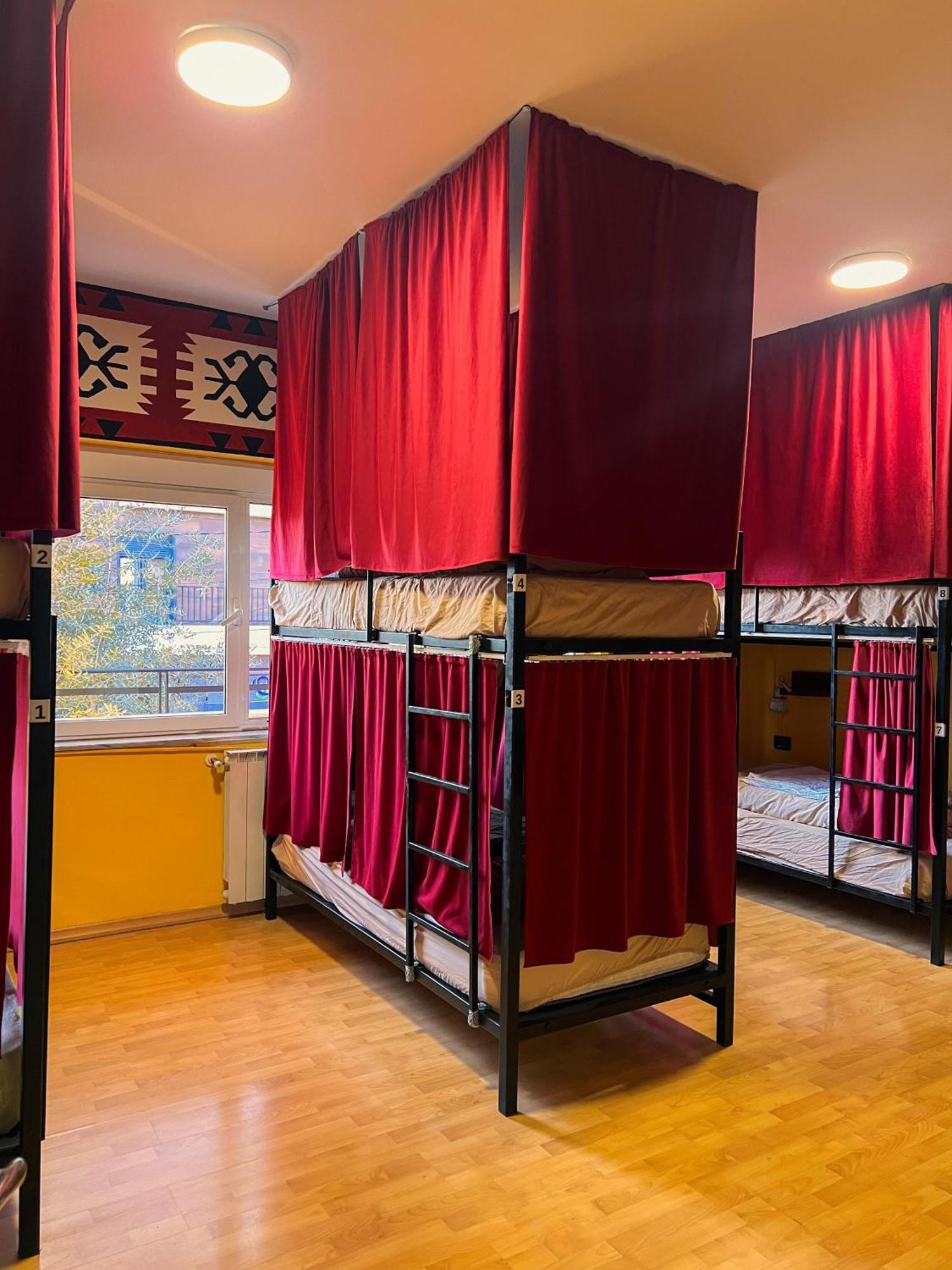 Blue Door Hostel Tirana Eksteriør billede