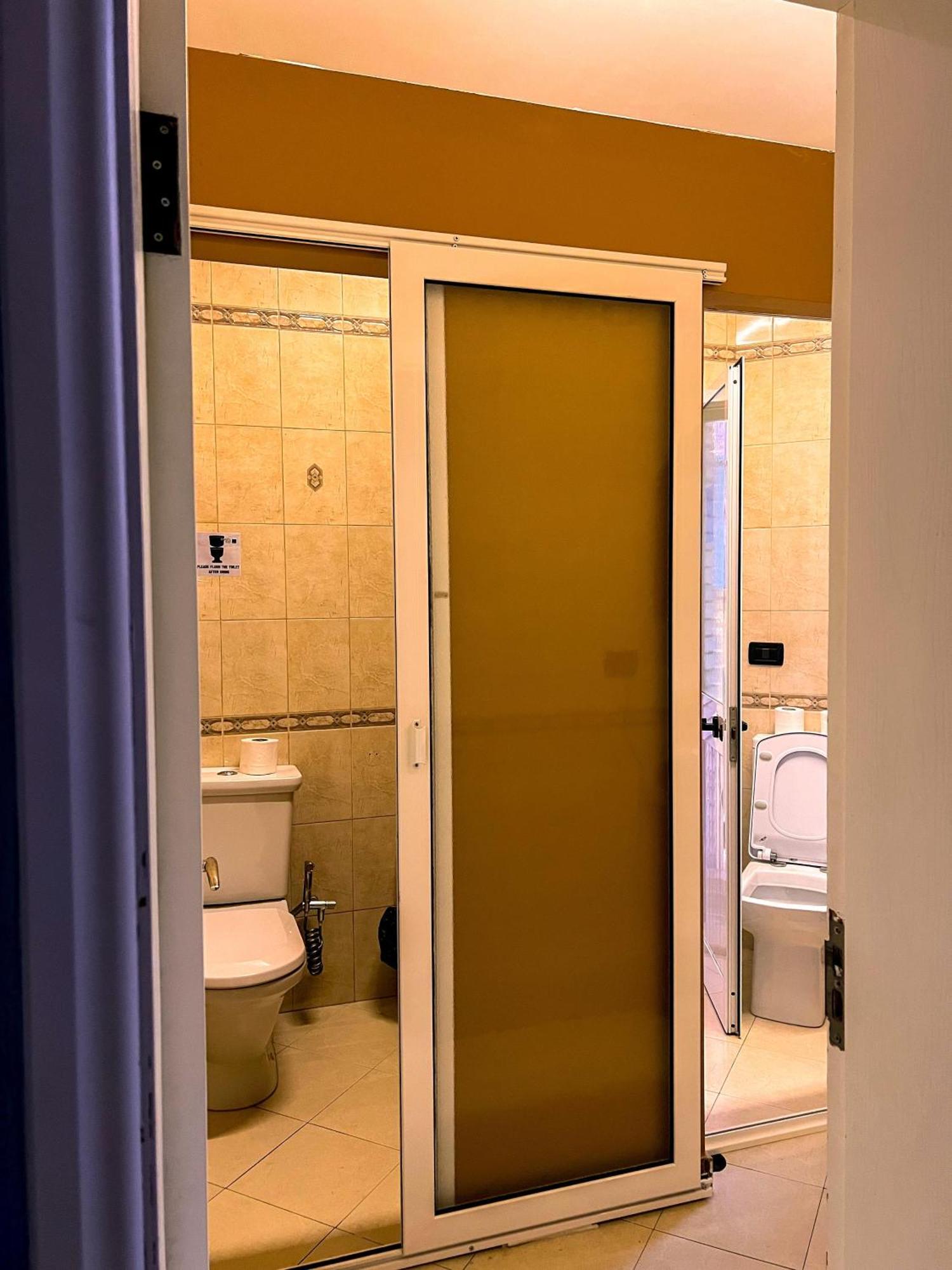 Blue Door Hostel Tirana Eksteriør billede